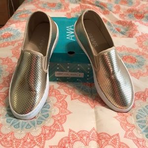 Women’s Gold slide on’s made by Anna size 9 1/2